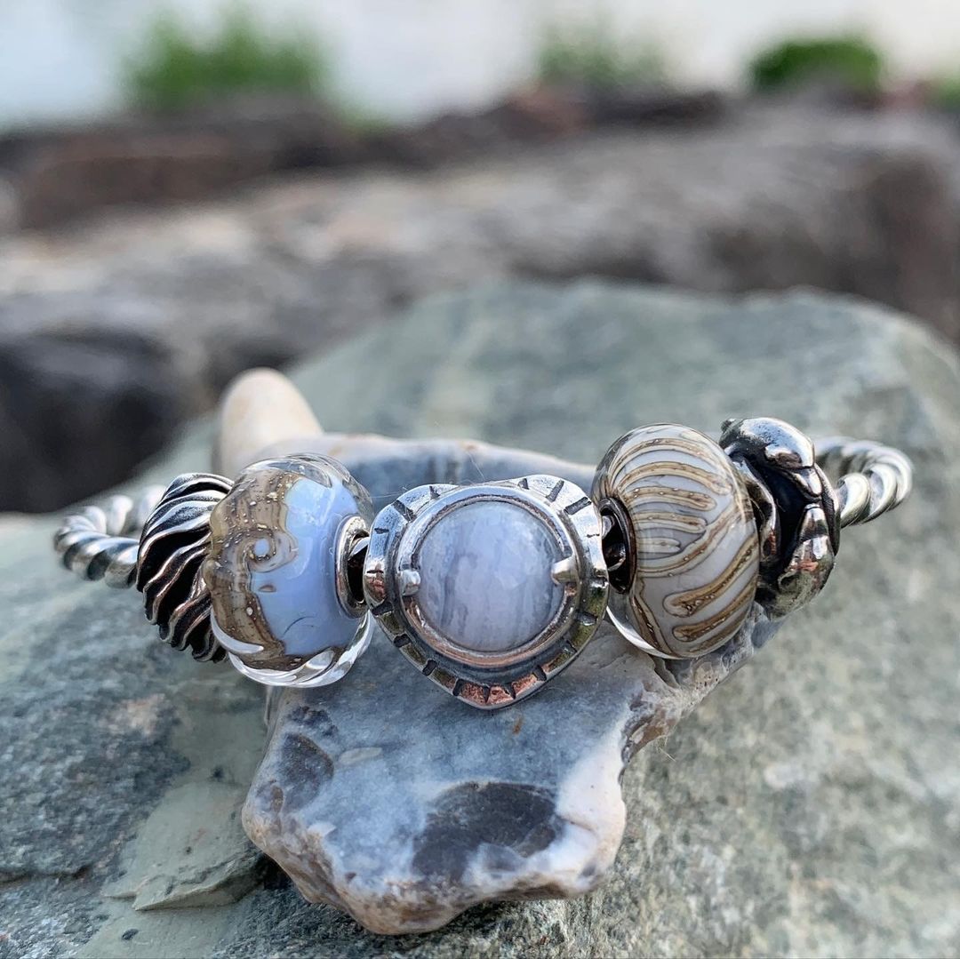 Osserva come le 𝗣𝗶𝗲𝘁𝗿𝗲 𝗧𝗿𝗼𝗹𝗹𝗯𝗲𝗮𝗱𝘀 in questo fantastico Bangle catturano l'attenzione con il loro splendore naturale 💎
Dettagli che rendono il tuo gioiello ancora più speciale!
📍 Ti aspettiamo per provarlo in Corso Baccio 88, Sant'Elpidio a Mare.
#gioielli #argento925 #trollbeadslove #trollbeads #occasioneunica #trollbeadsbracelet #gioielleriagiovannitartuferi #trollbeadsstyle #trollbeadsofficial #regali #naturalstone #summerstones #bracciali #trollbeadsbangle
