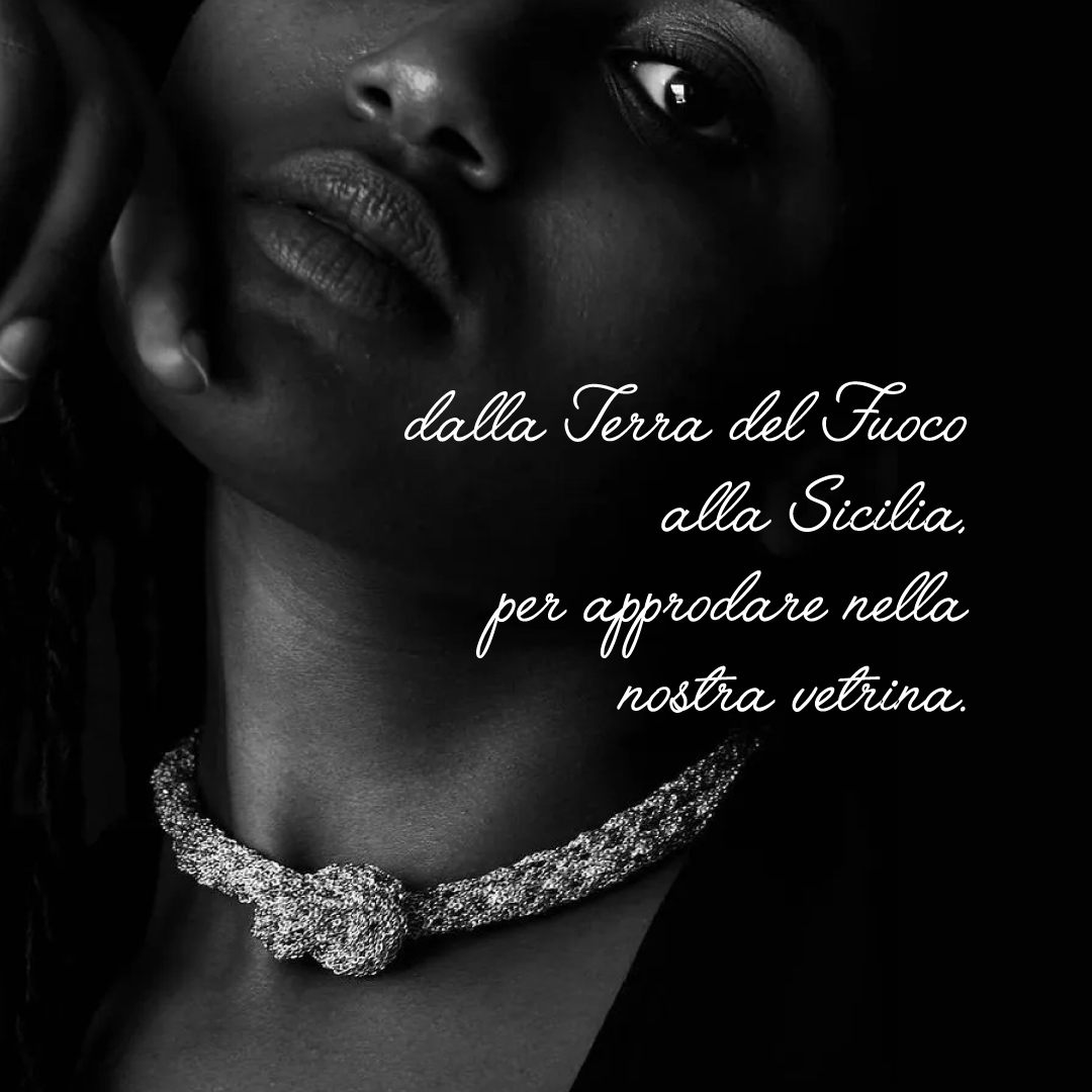 Capita a volte, durante i nostri viaggi alla scoperta di novità importanti, di incontrare persone speciali. ❤️🔥
Quando abbiamo conosciuto Marcela, abbiamo subito capito che il suo lavoro è fatto di quella raffinatezza che da sempre vogliamo presente nella vetrina della nostra gioielleria. 🤩
Riconoscere un talento puro, che si è saputo contaminare così profondamente sul piano culturale è, per noi, fonte di grande ammirazione. Per questo motivo oggi le meravigliose realizzazioni artigianali di Marcela sono in mostra sotto le luci della nostra Gioielleria. ✨
Vieni a scoprirle!
📍Ci trovi a Sant'Elpidio a Mare in Corso Baccio!
.
.
.
.
.
.
.
.
#meravigliosi #gioiellifattiamano in #argento #filatoamano #artigianato
#italian #designjewerly #voyages
#santelpidioamare #marche #italy